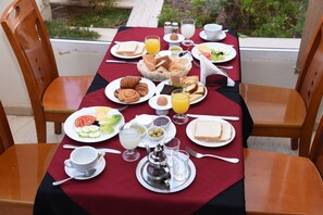 Ze serveren er ontbijt, lunch en diner 