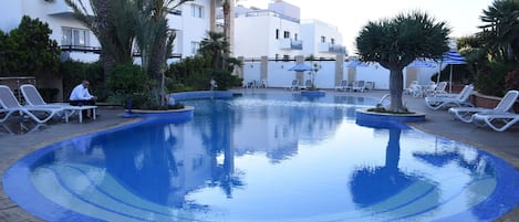 Kolam renang outdoor, dengan payung kolam renang dan kursi berjemur