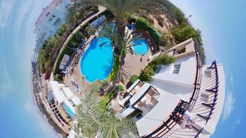 Piscine extérieure, parasols de plage, chaises longues