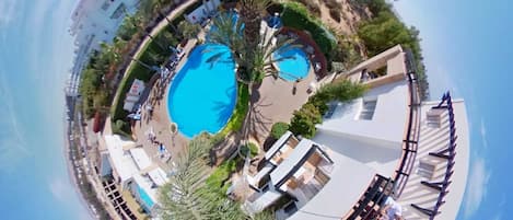 Piscine extérieure, parasols de plage, chaises longues