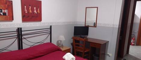 Skrivebord, lydisolert, strykejern/-brett og wi-fi (inkludert)