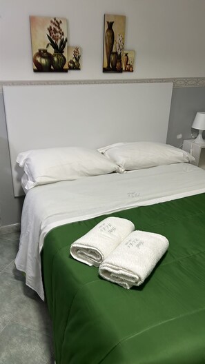 Bureau, chambres insonorisées, fer et planche à repasser, Wi-Fi gratuit