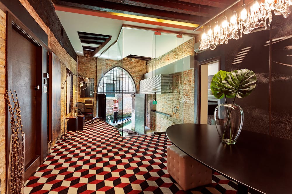 Charming House iQs