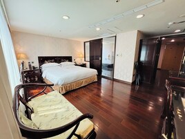 Studio Suite, 1 Bedroom (Royal building) | Hypo-allergenic bedding, down comforters, in-room safe, desk