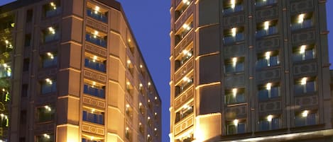 Overnatningsstedets facade – aften/nat