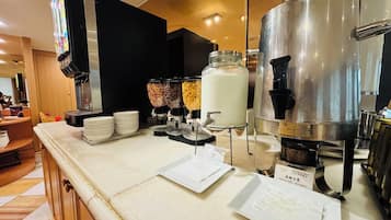 Desayuno con opciones de la cocina local diario (TWD 380 por persona)