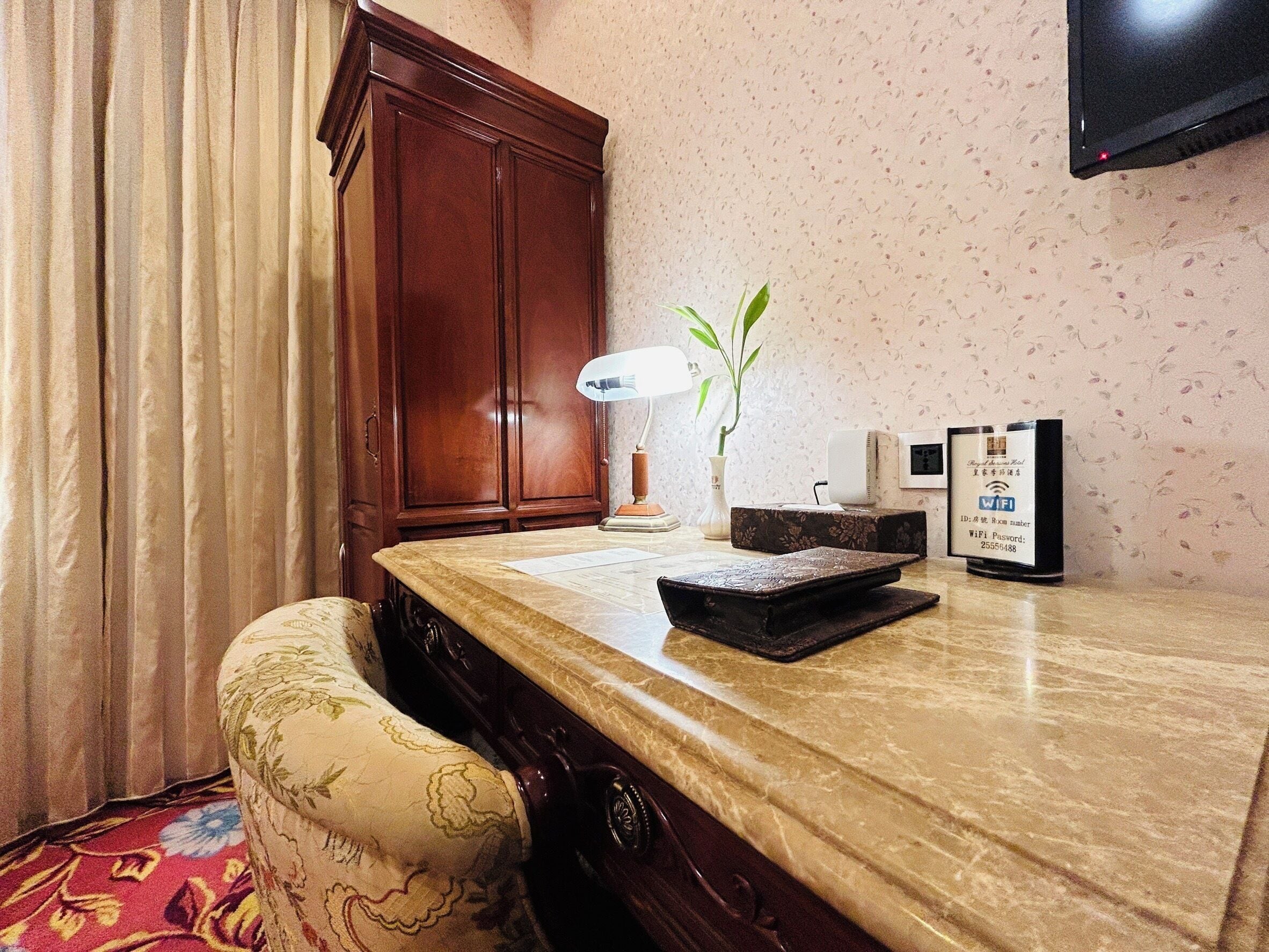 standard room, 1 queen bed, no windows (connecting/adjoining rooms available) (classic building) | hypo-allergenic bedding, down duvets, in-room safe, desk