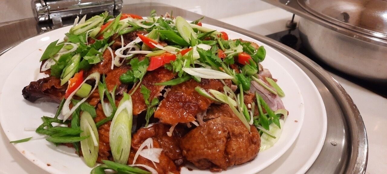 A plate of food with various vegetables and meat.