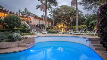 Piscina externa, guarda-sóis, espreguiçadeiras