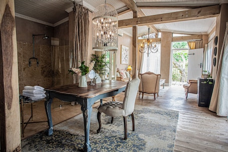 Presidential Suite | Premium bedding, pillowtop beds, in-room safe, individually decorated. Petite Provence B&B