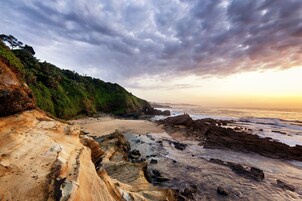 靠近海滩、海滩遮阳伞、沙滩毛巾