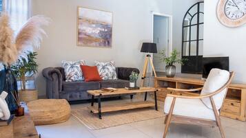 Familienvilla | Wohnbereich | 32-Zoll-LED-Fernseher mit Satellitenempfang, Fernseher