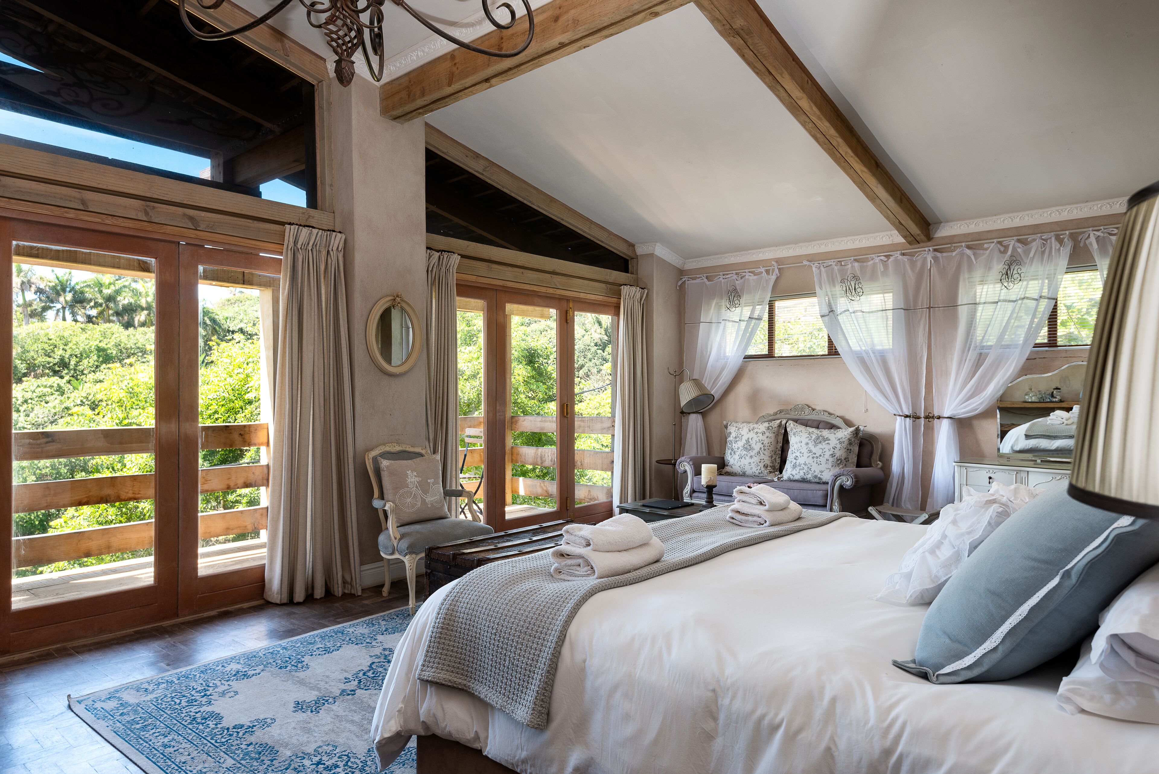 Luxury suite | Ropa de cama de alta calidad y colchones con acolchado adicional