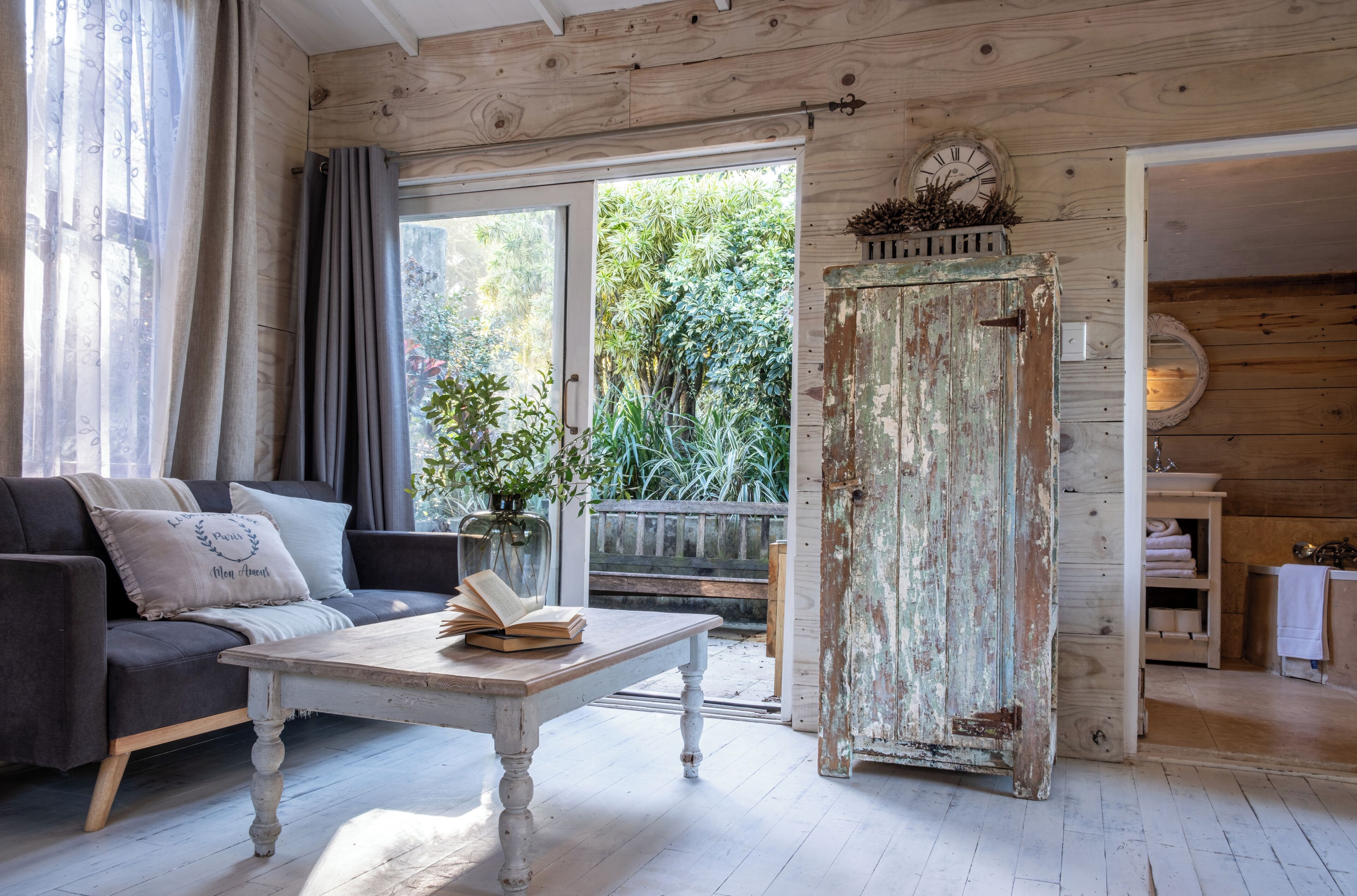 Casa de campo familiar | Zona de estar | Televisión LED de 32 pulgadas con canales por satélite, una televisión