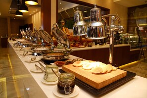 Dagelijks ontbijtbuffet (AED 63 per persoon)