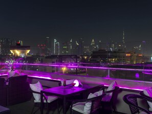 2 restaurants; breakfast, lunch and dinner served  - Mercure Gold Hotel Jumeirah Dubai by Accor (Dubai)