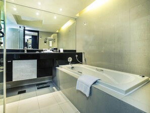 Hochwertige Bettwaren, Zimmersafe, Schreibtisch, Verdunkelungsvorhänge