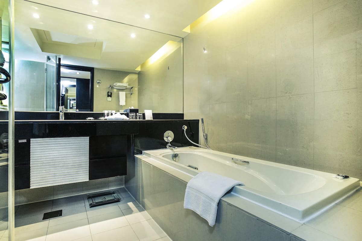 Literie de qualité supérieure, coffres-forts dans les chambres, bureau