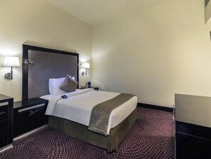 Standard Room, 1 Queen Bed | Premium bedding, in-room safe, desk, blackout drapes