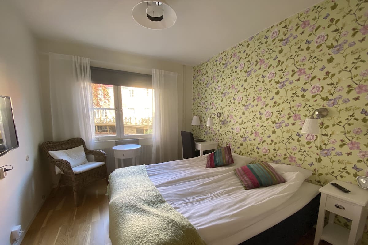Superior Room, 1 Queen Bed | 1 bedroom, hypo-allergenic bedding, desk, iron/ironing board