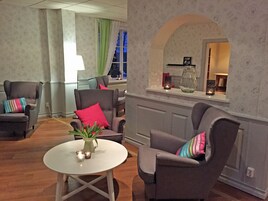 Área de estar no saguão