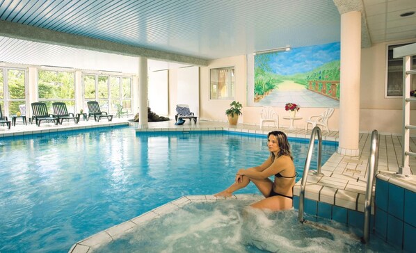 Piscine couverte, accès possible de 09 h 30 à 20 h 00, chaises longues