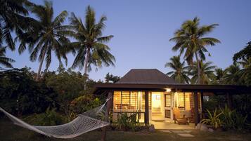 Bungalow, aan het strand | Een kluis op de kamer, een bureau, geluiddichte muren