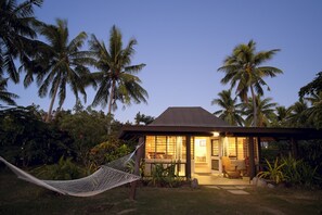 Beachfront Bure - No Kids Under 15 - Musket Cove Island Resort & Marina (Malolo Lailai Island)