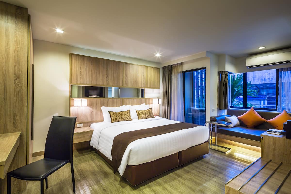 deluxe place | in-room safe, desk, blackout curtains, free wifi