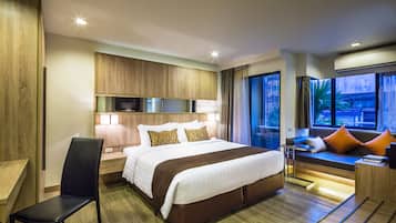 Deluxe Place | 客房內保險箱、書桌、遮光布/窗簾、免費無線上網