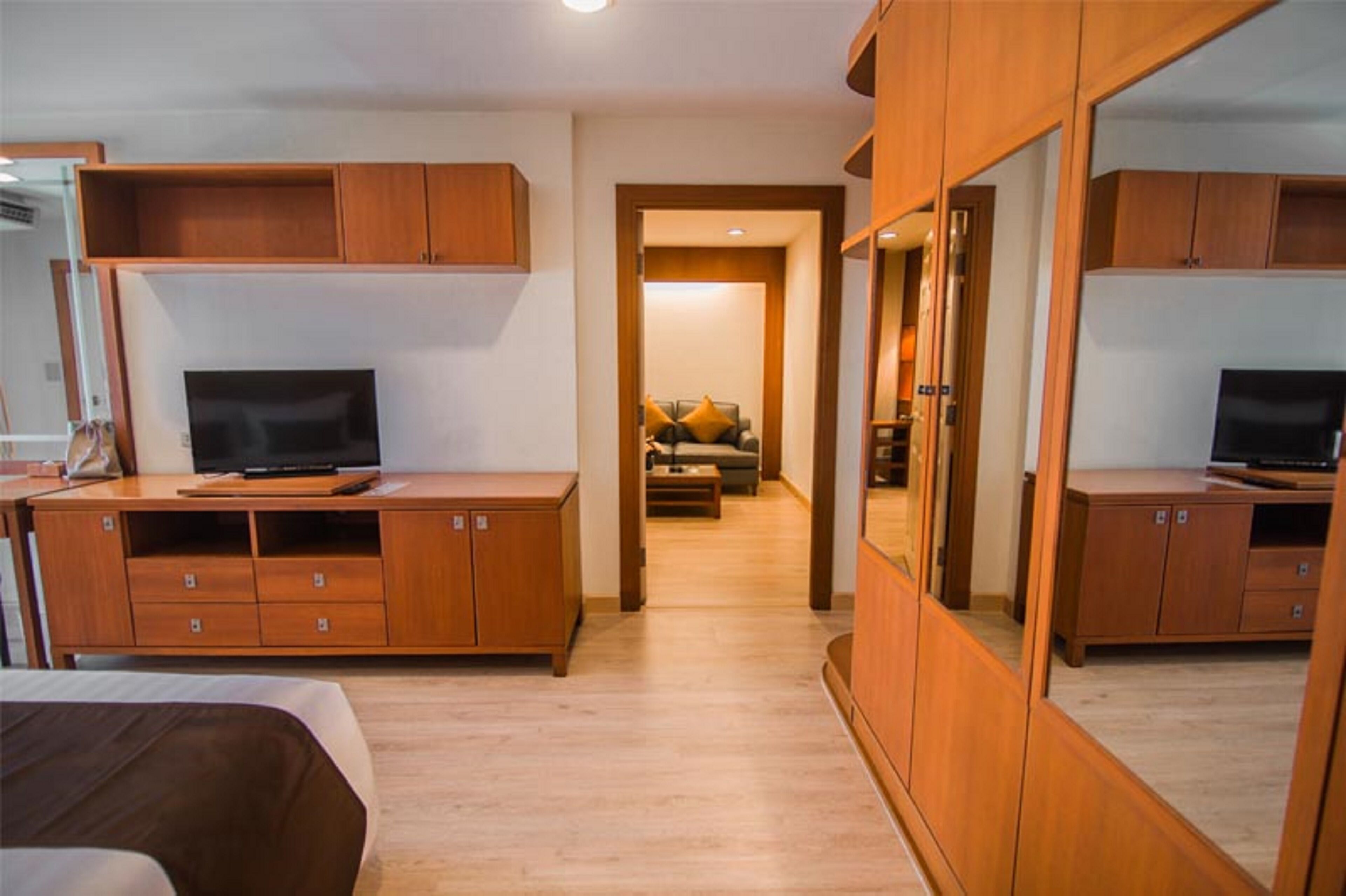 1 bedroom hotel | in-room safe, desk, blackout curtains, free wifi