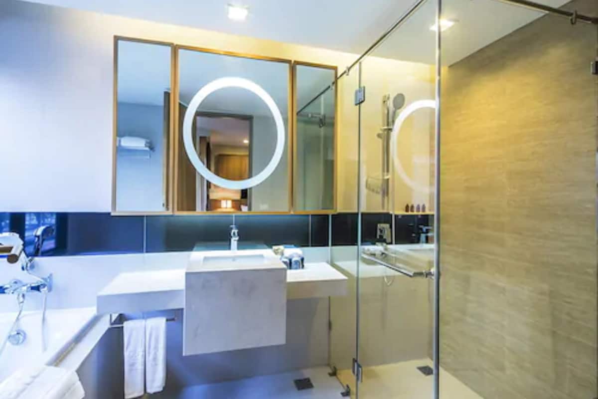 Deluxe Place | Badrum | Badkar/dusch, djupt badkar, gratis toalettartiklar och hÄrtork