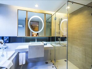 Deluxe Place | Bathroom - Pacific Park Hotel (Si Racha)