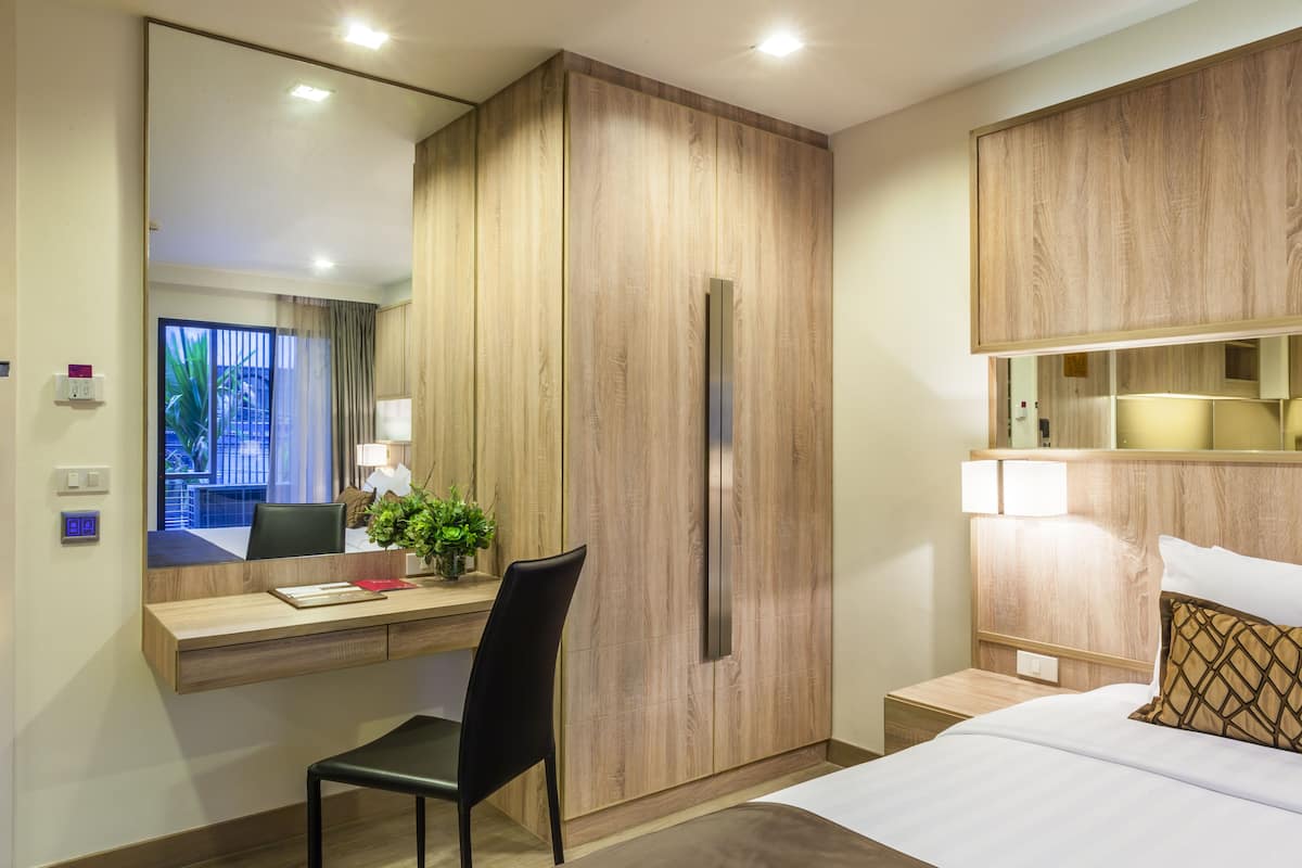 Deluxe Place | VÀrdeförvaringsskÄp pÄ rummet, skrivbord och mörklÀggningsgardiner