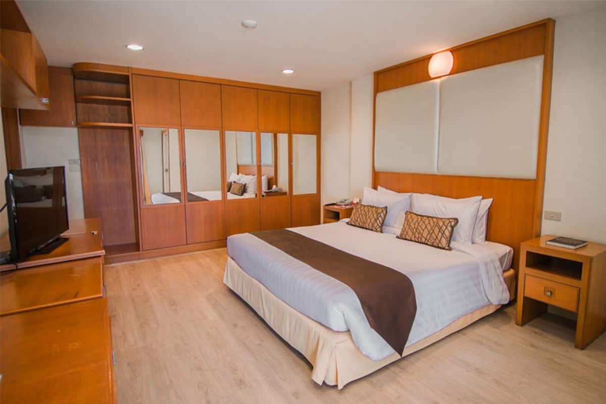 1 Bedroom Hotel | VÀrdeförvaringsskÄp pÄ rummet, skrivbord och mörklÀggningsgardiner