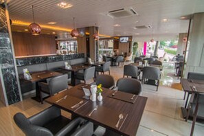 供应早餐、午餐和晚餐，国际美食