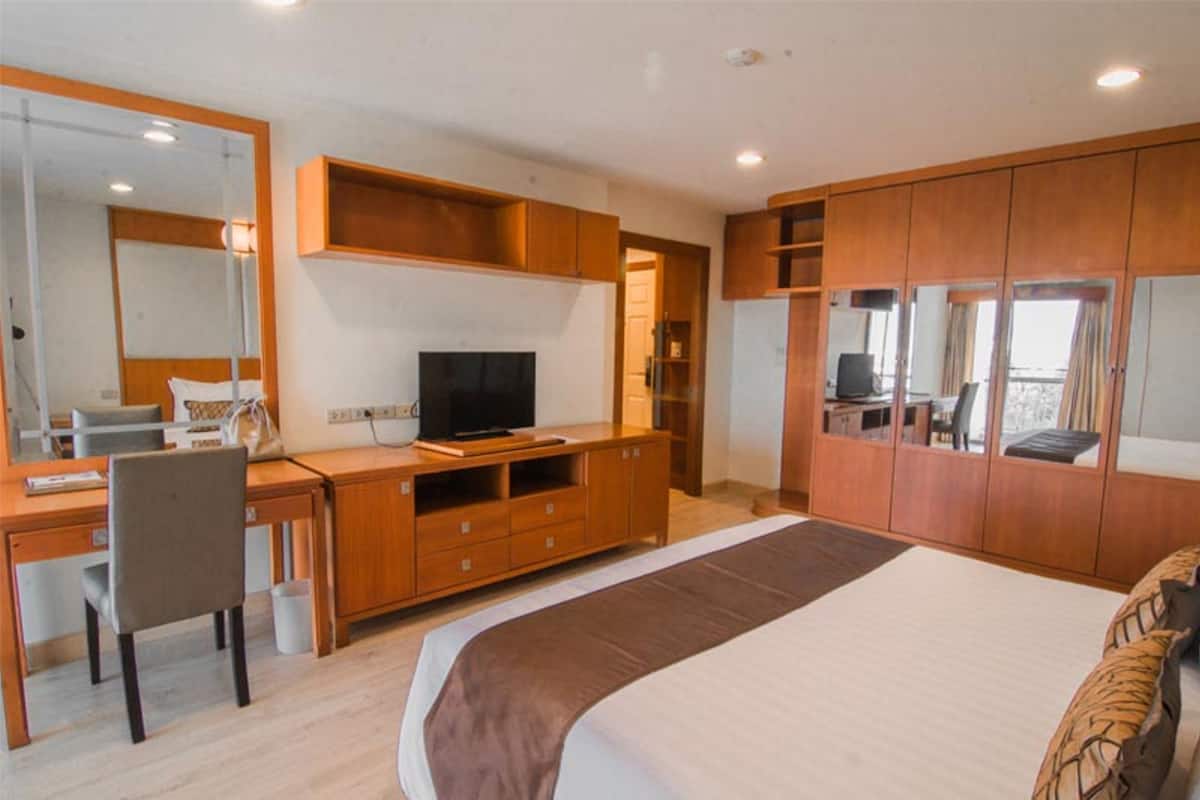 1 Bedroom Hotel | VÀrdeförvaringsskÄp pÄ rummet, skrivbord och mörklÀggningsgardiner