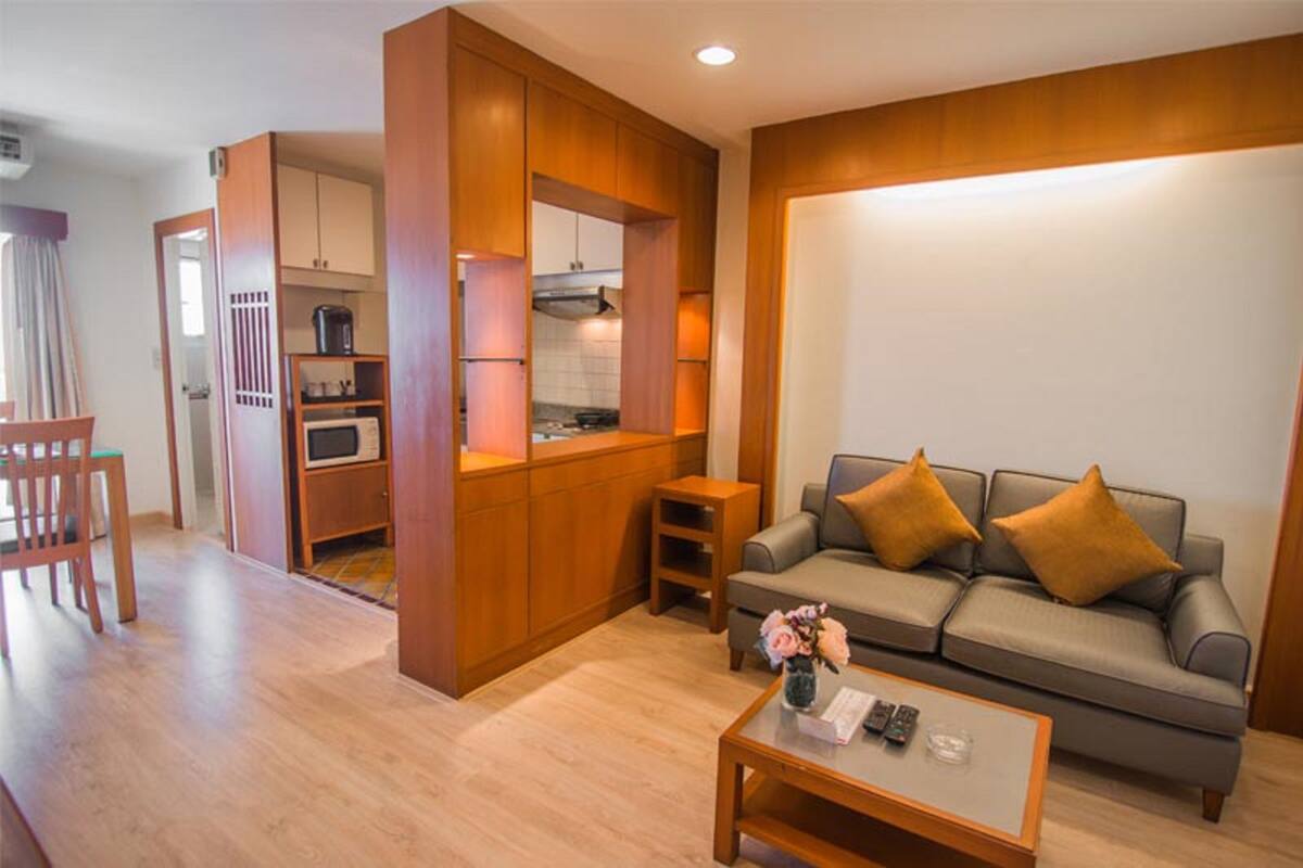 1 bedroom hotel | living area | 40-inch led tv with cable channels, tv, dvd player