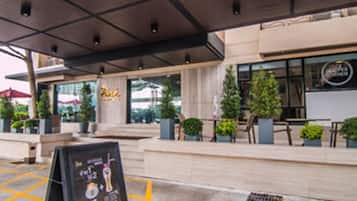供應早餐、午餐和晚餐,國際料理