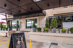 Se sirven desayunos, almuerzos y cenas; cocina internacional