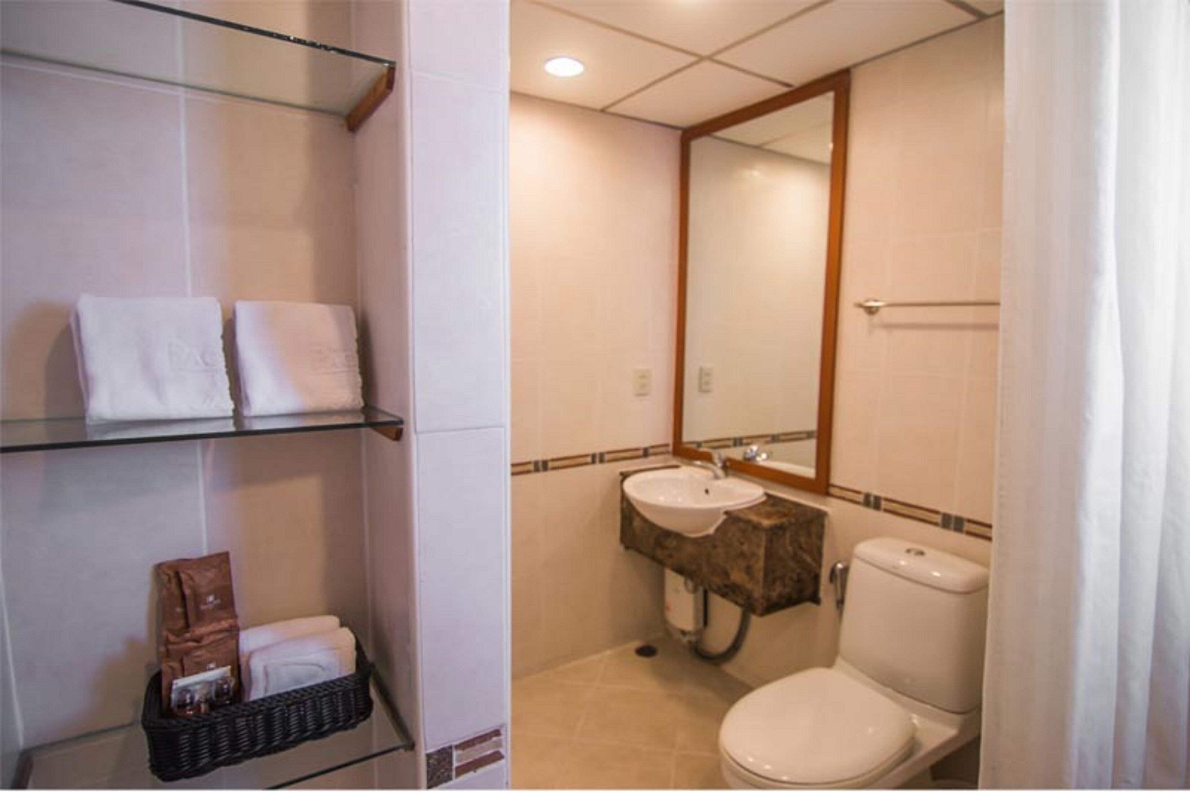 1 bedroom hotel | bathroom | combined shower/bathtub, deep-soaking bathtub, free toiletries