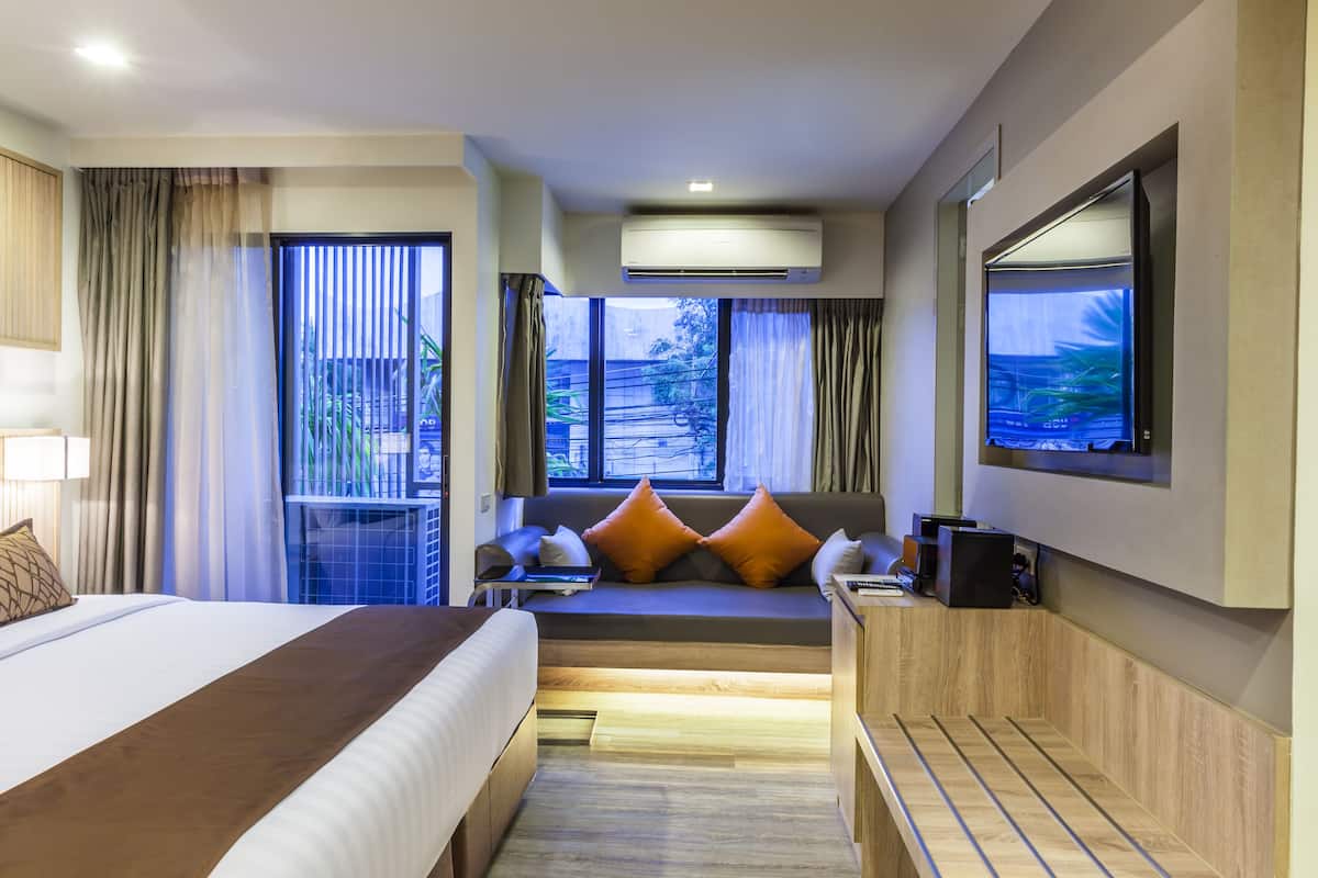 Deluxe Place | VÀrdeförvaringsskÄp pÄ rummet, skrivbord och mörklÀggningsgardiner