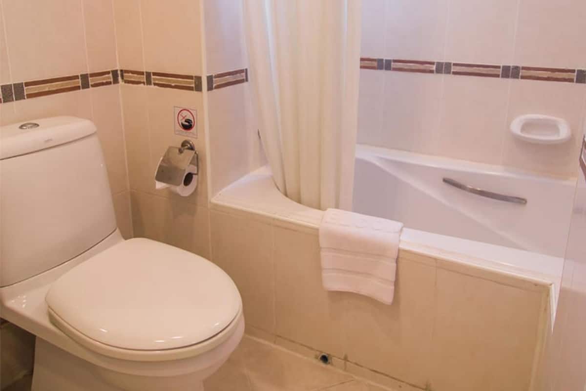 1 Bedroom Hotel | Badrum | Badkar/dusch, djupt badkar, gratis toalettartiklar och hÄrtork