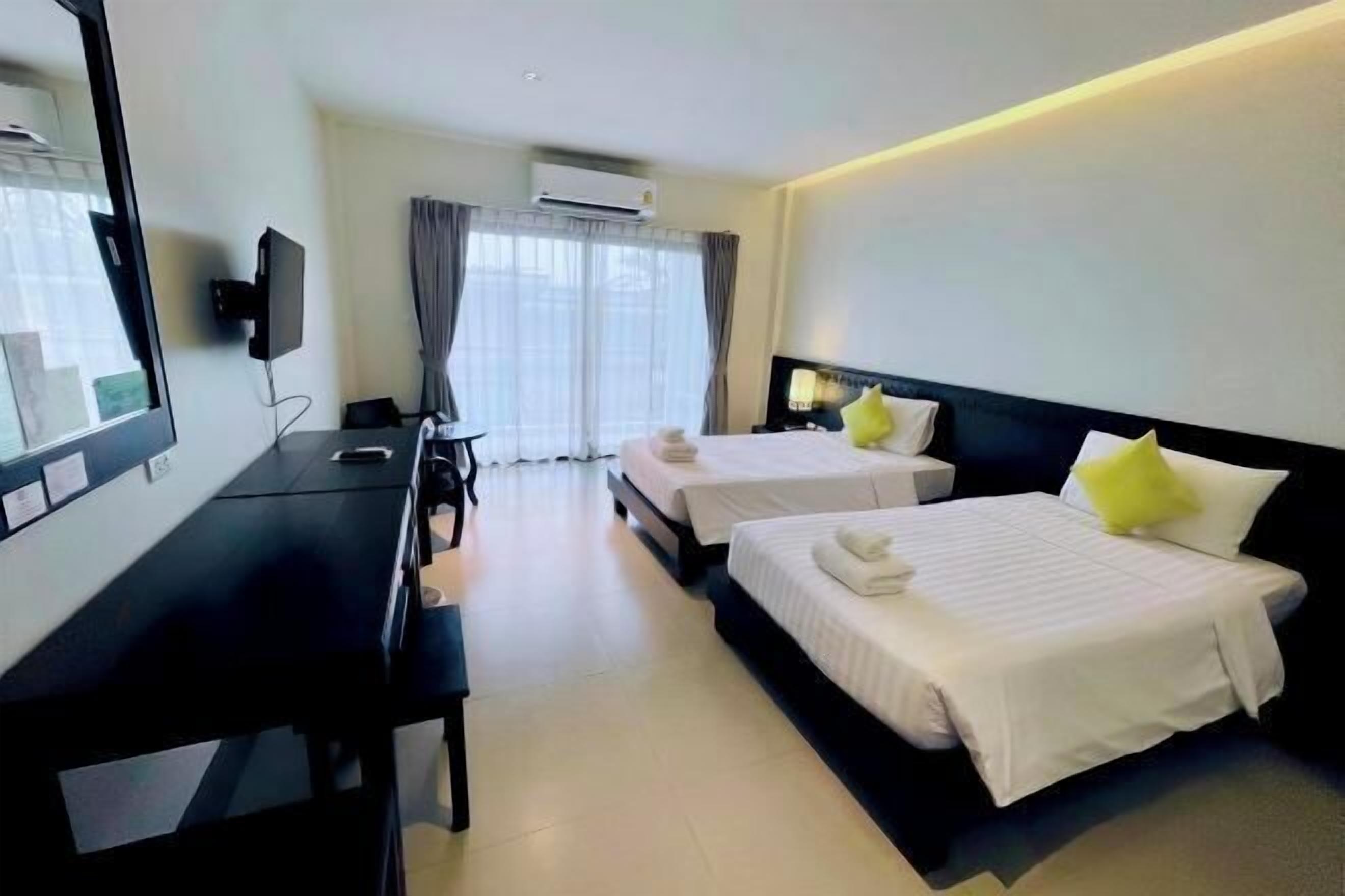 Minibar với thức ăn, đồ uống miễn phí 