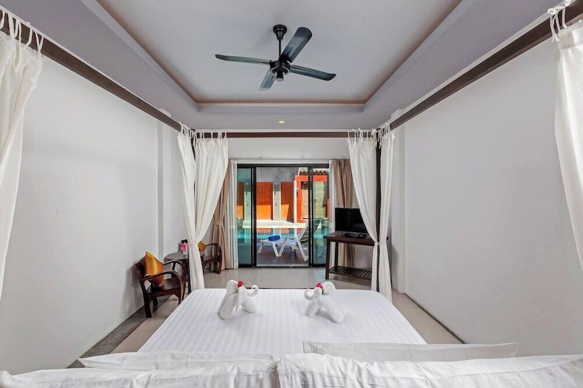 Free minibar items, laptop workspace, blackout drapes, free WiFi