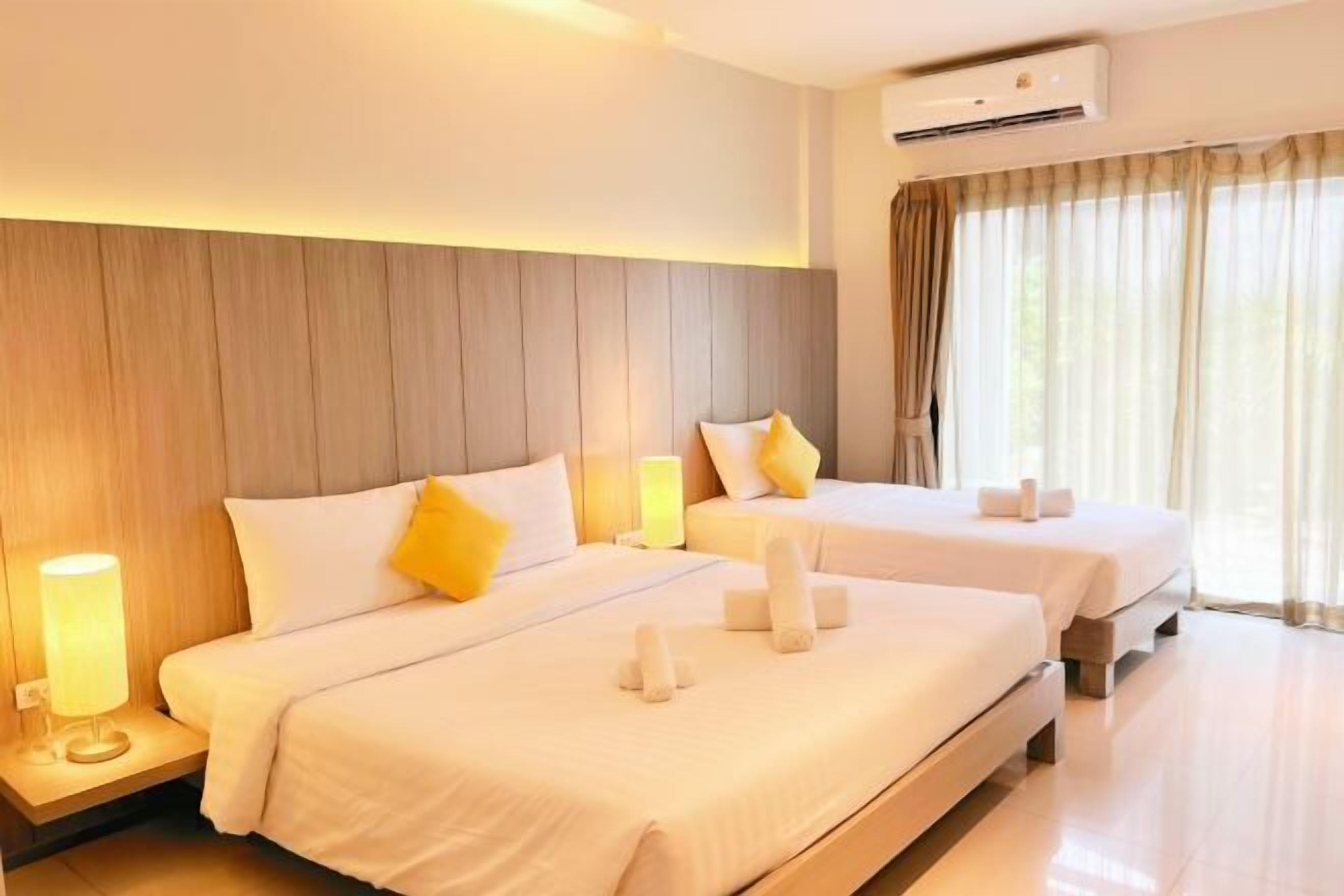 Artículos del minibar gratis y espacio para trabajar con laptop 