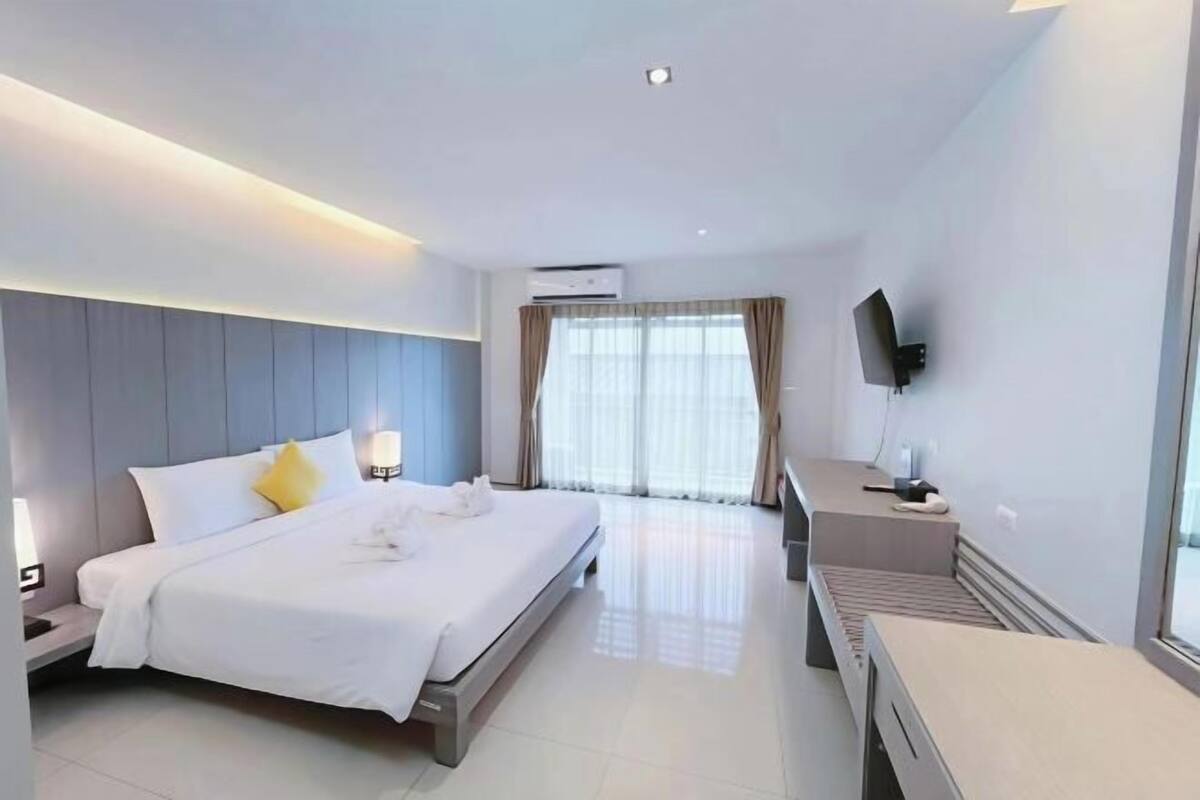 Free minibar items, laptop workspace, blackout drapes, free WiFi