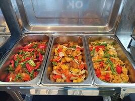 每日供应自助式早餐（每人 THB 250）