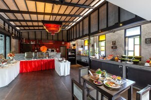 Daily buffet breakfast (THB 200 per person)
