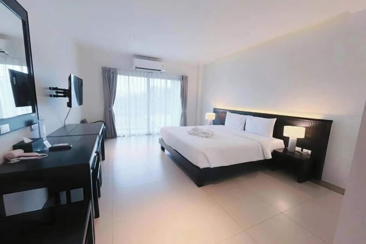 Free minibar items, laptop workspace, blackout drapes, free WiFi